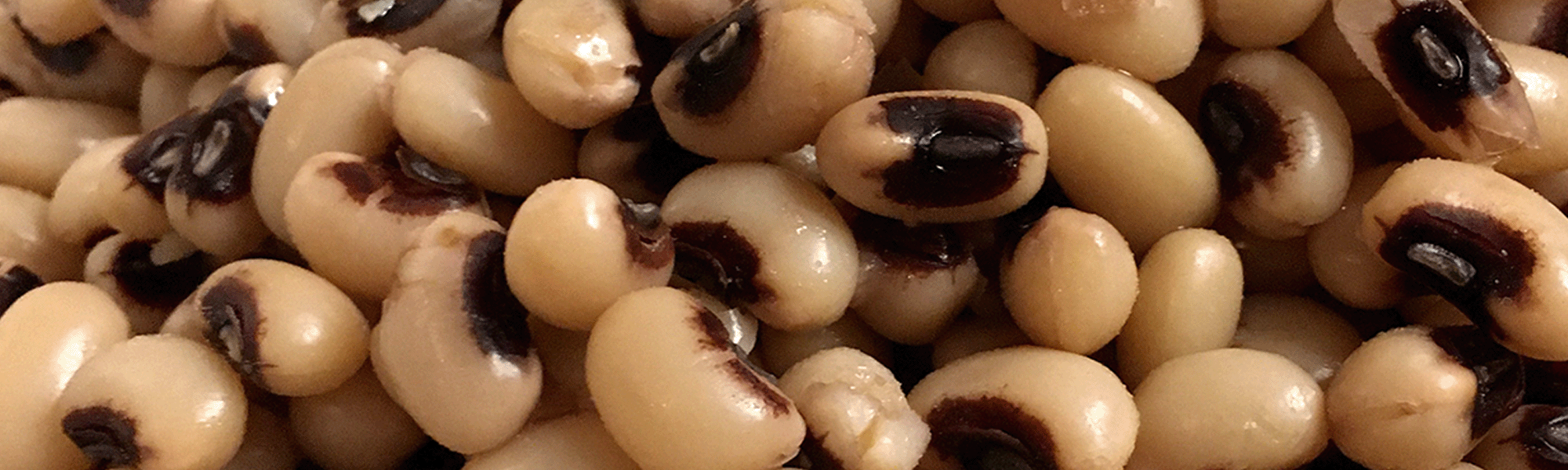 a closeup photo of a pile of black-eyed peas